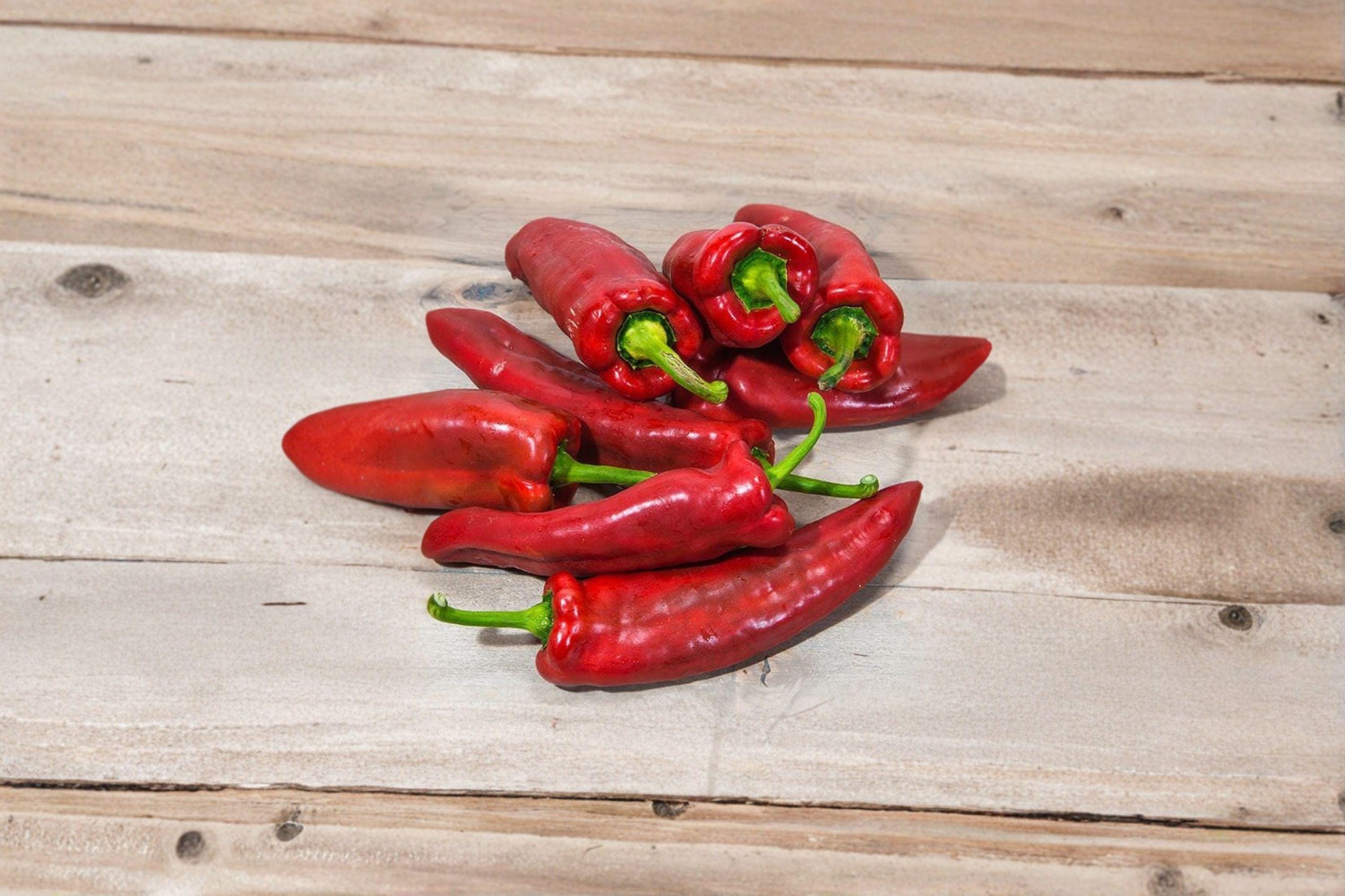 Giant Marconi – Red Sweet Pepper 25 Seeds | Italian Heirloom Pepper | Large Sweet Fruits | Excellent for Roasting